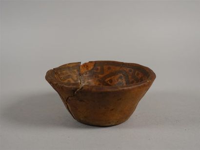 Coupe en terre cuite peinte à décor géométrique...