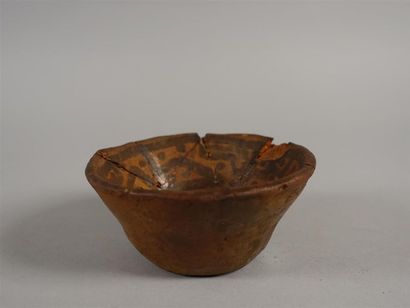Coupe en terre cuite peinte à décor géométrique...