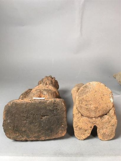 Deux statuettes féminines africaines, l'une...
