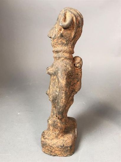 Deux statuettes féminines africaines, l'une...