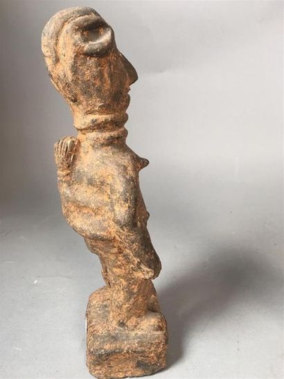 Deux statuettes féminines africaines, l'une...
