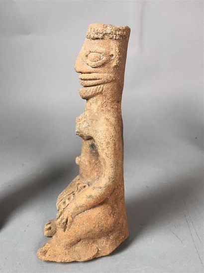 Deux statuettes féminines africaines, l'une...
