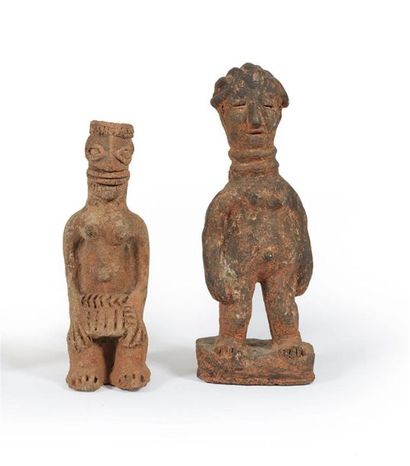 Deux statuettes féminines africaines, l'une...