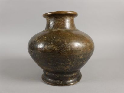 Vase balustre en terre cuite peinte. Haut....