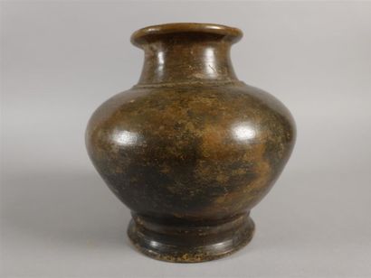 Vase balustre en terre cuite peinte. Haut....