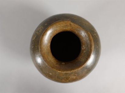 Vase balustre en terre cuite peinte. Haut....
