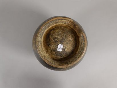 Vase balustre en terre cuite peinte. Haut....