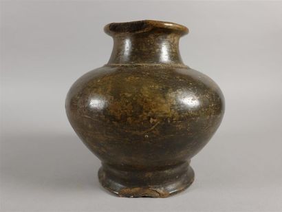 Vase balustre en terre cuite peinte. Haut....