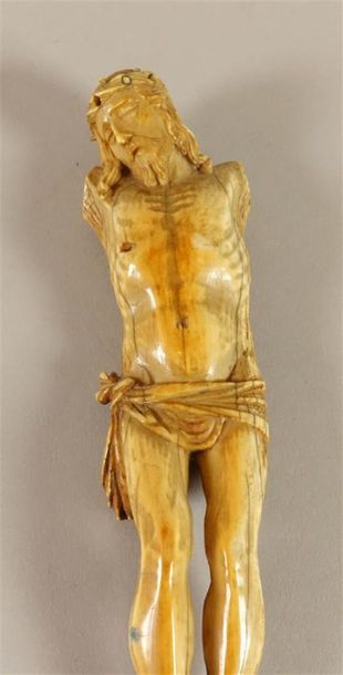 Christ en ivoire. Haut. : 14 cm (Manque les...