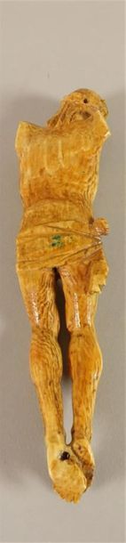 Christ en ivoire. Haut. : 14 cm (Manque les...