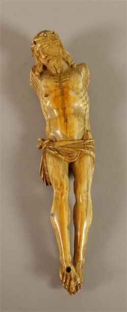 Christ en ivoire. Haut. : 14 cm (Manque les...