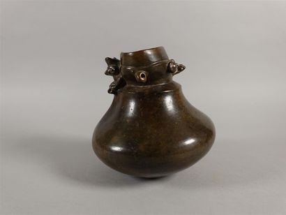 Vase en terre cuite peinte à panse aplatie,...