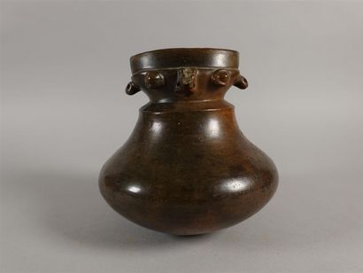 Vase en terre cuite peinte à panse aplatie,...