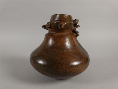 Vase en terre cuite peinte à panse aplatie,...