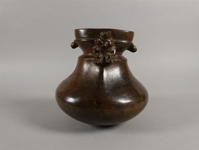 Vase en terre cuite peinte à panse aplatie,...
