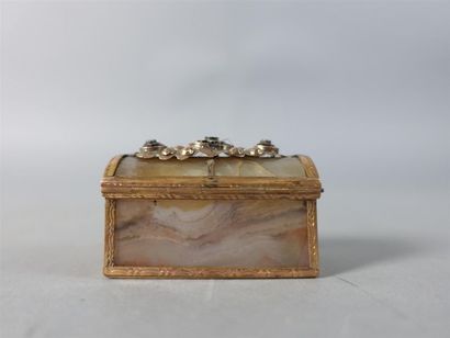 Petit coffret en agate, monture en laiton...