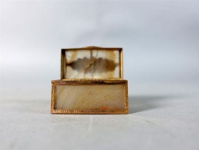 Petit coffret en agate, monture en laiton...