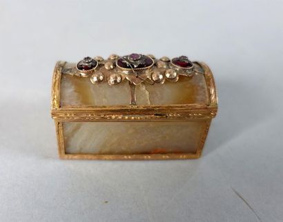 Petit coffret en agate, monture en laiton...