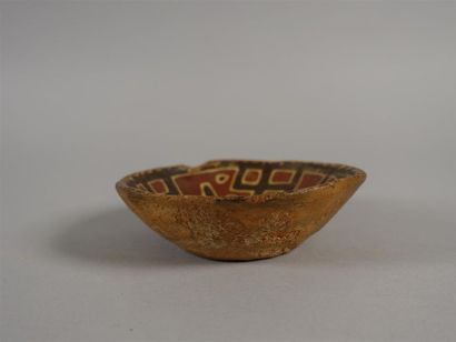 Petite coupe en terre cuite peinte polychrome,...