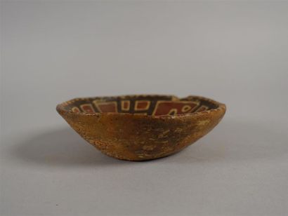 Petite coupe en terre cuite peinte polychrome,...