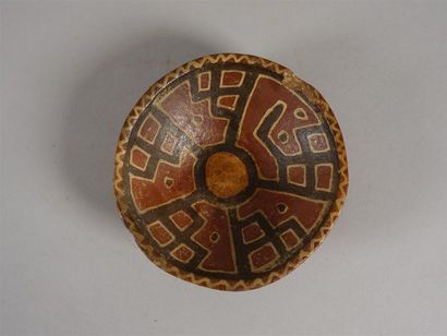 Petite coupe en terre cuite peinte polychrome,...