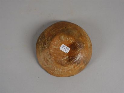 Petite coupe en terre cuite peinte polychrome,...