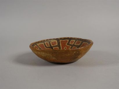 Petite coupe en terre cuite peinte polychrome,...