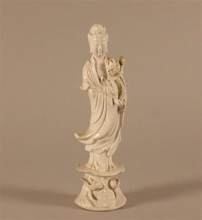 Gwanin en blanc de Chine. Haut. : 20 cm