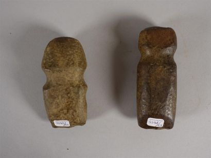 Deux sculptures en pierre. Haut. : 11 et...