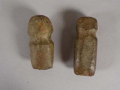 Deux sculptures en pierre. Haut. : 11 et...