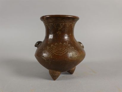 Petit vase tripode en terre-cuite peinte...