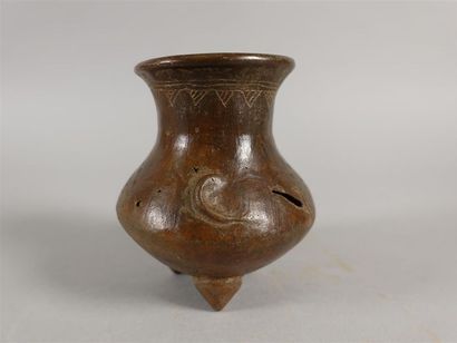Petit vase tripode en terre-cuite peinte...