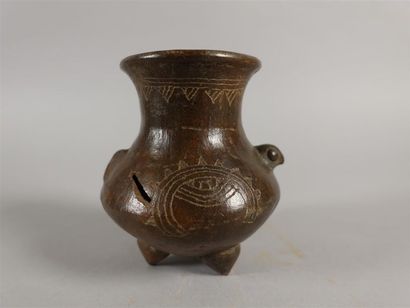 Petit vase tripode en terre-cuite peinte...