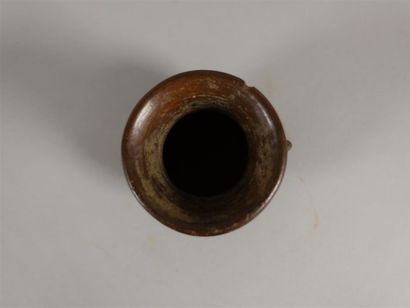 Petit vase tripode en terre-cuite peinte...