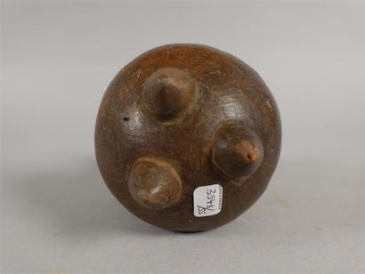 Petit vase tripode en terre-cuite peinte...