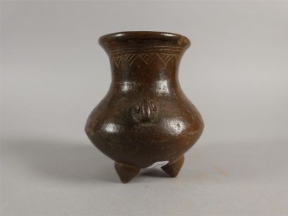 Petit vase tripode en terre-cuite peinte...