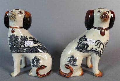 ANGLETERRE, Staffordshire. Paire de figurines...