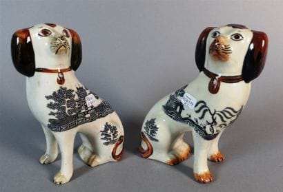 ANGLETERRE, Staffordshire. Paire de figurines...