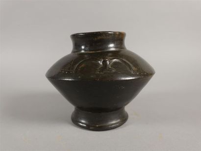 Vase en terre-cuite peinte en noire, à décor...