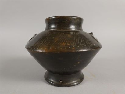 Vase en terre-cuite peinte en noire, à décor...
