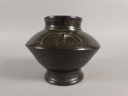 Vase en terre-cuite peinte en noire, à décor...