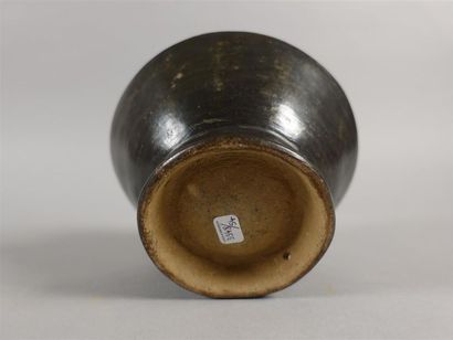 Vase en terre-cuite peinte en noire, à décor...