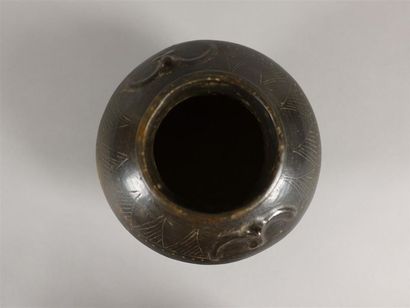 Vase en terre-cuite peinte en noire, à décor...