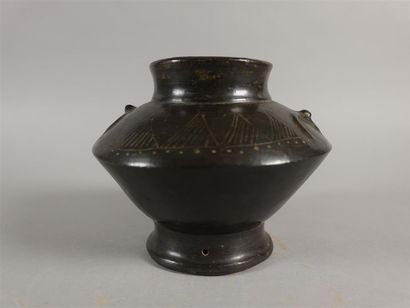 Vase en terre-cuite peinte en noire, à décor...