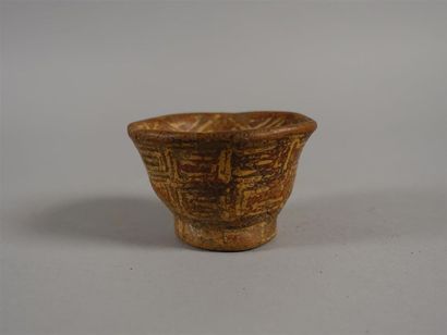 Petite tasse en terre cuite polychrome, à...