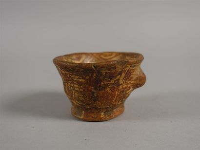 Petite tasse en terre cuite polychrome, à...