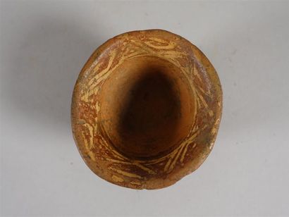 Petite tasse en terre cuite polychrome, à...