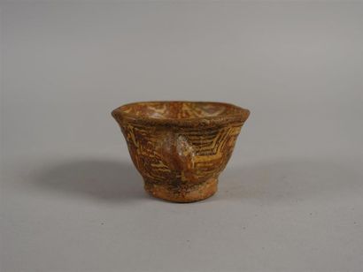 Petite tasse en terre cuite polychrome, à...