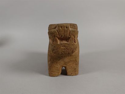 Lion en pierre. Haut. : 12,5 cm