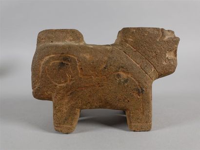 Lion en pierre. Haut. : 12,5 cm